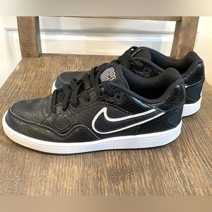 Women’s Nike Son Of Force black/white Sz 7
